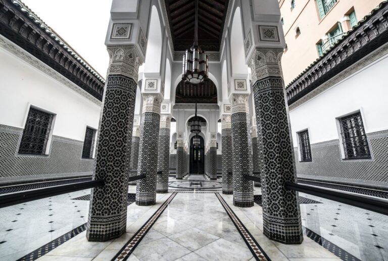 Elegant Moroccan architecture with intricate columns and arches in Marrakech.