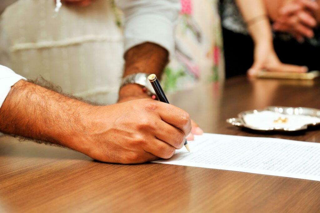 Can US citizens buy property in Morocco